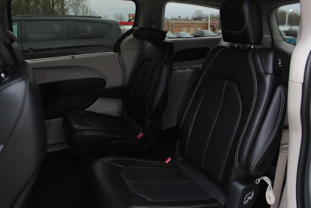 Used 2024 Chrysler Pacifica Touring-L image 28