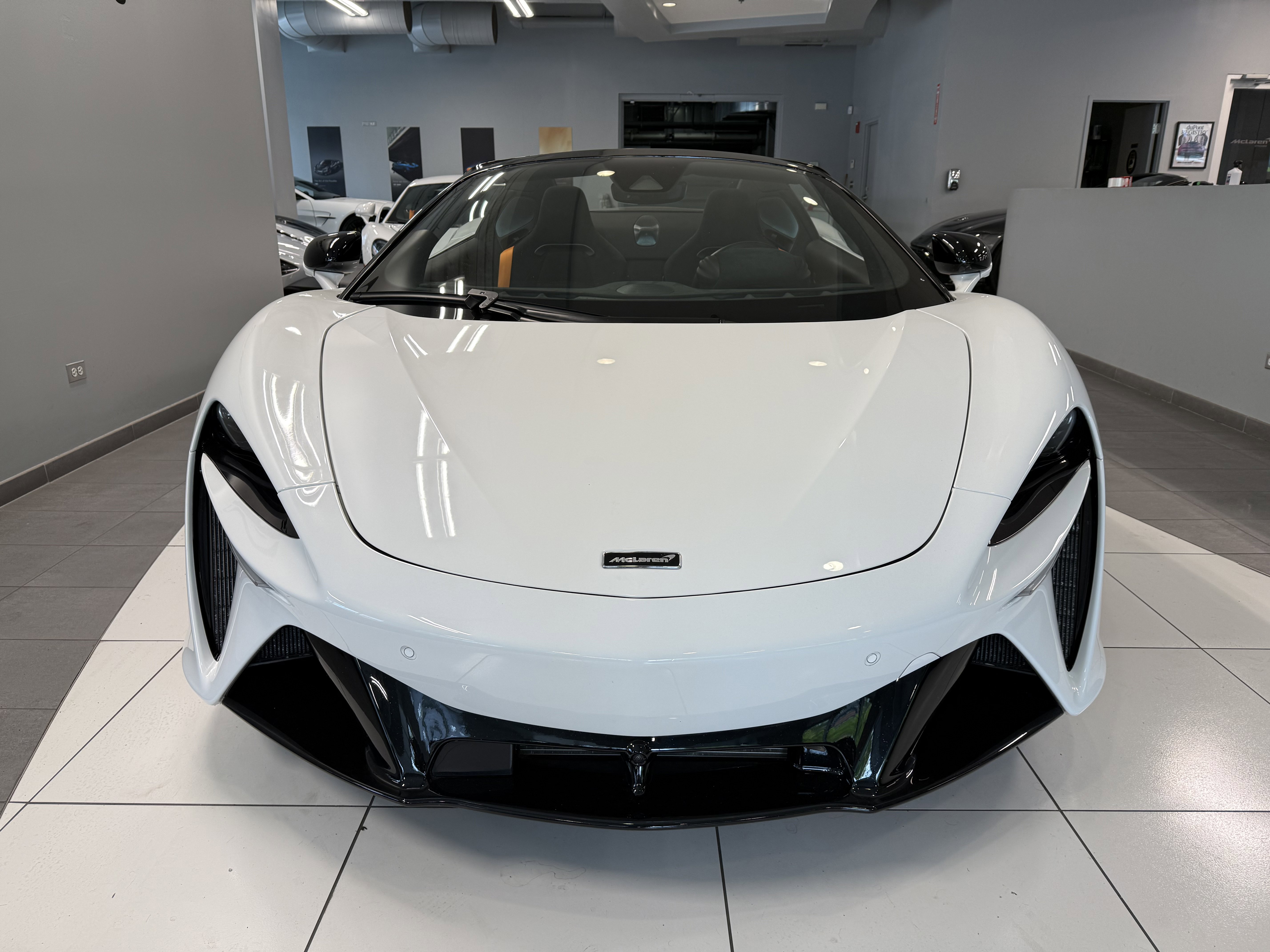 Used 2025 McLaren Artura Spider RWD image 10