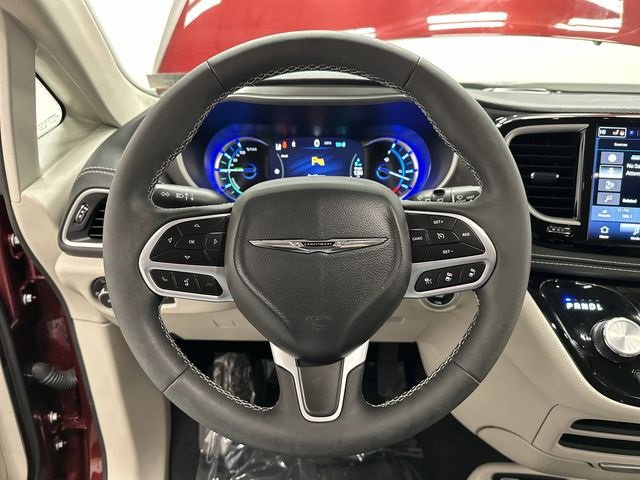 Used 2023 Chrysler Pacifica Touring-L image 7