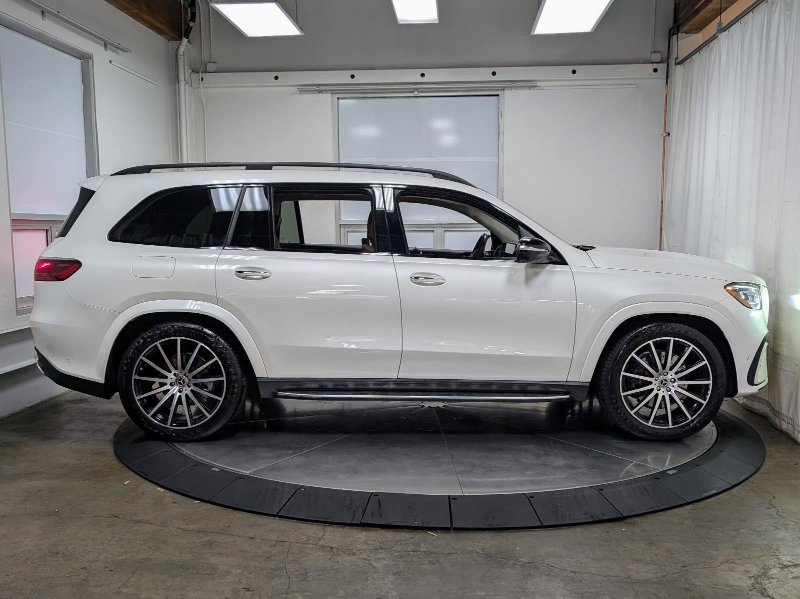 Used 2024 Mercedes-Benz GLS 450 4MATIC w/ Pinnacle Trim Package image 10