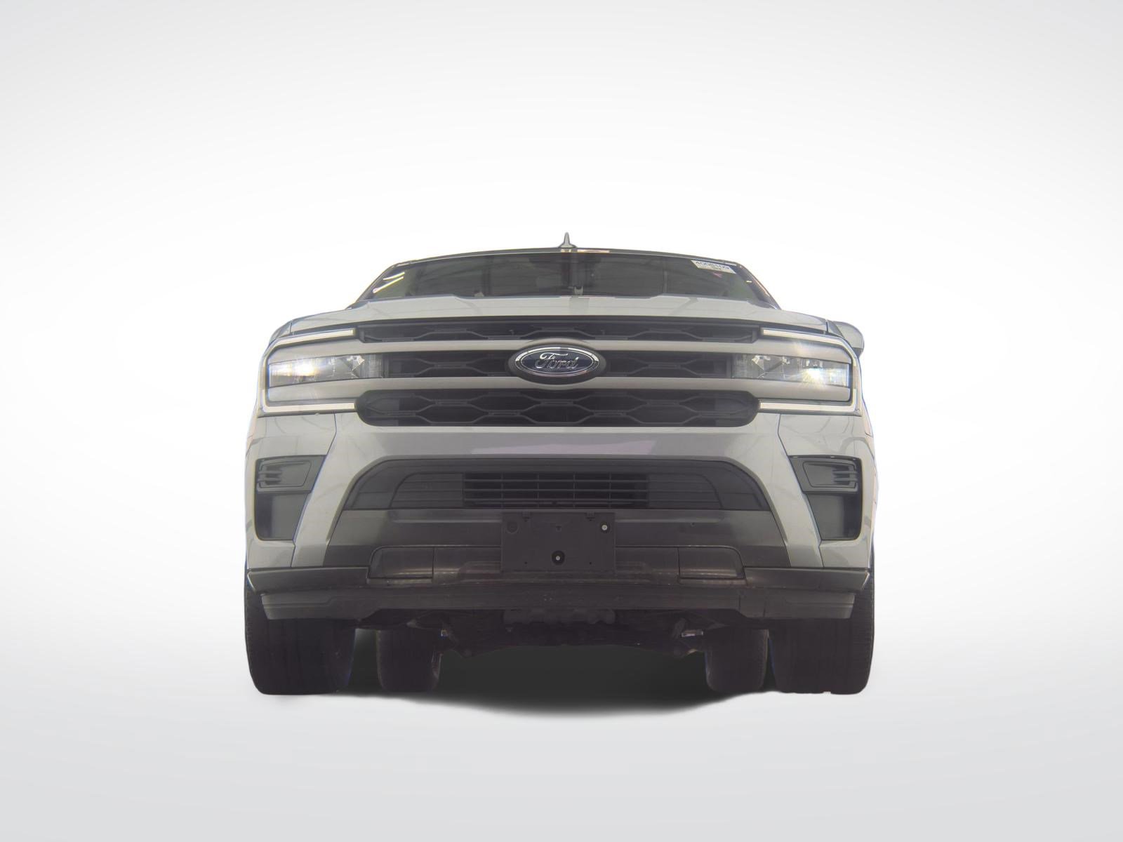 Used 2024 Ford Expedition Max XLT image 3