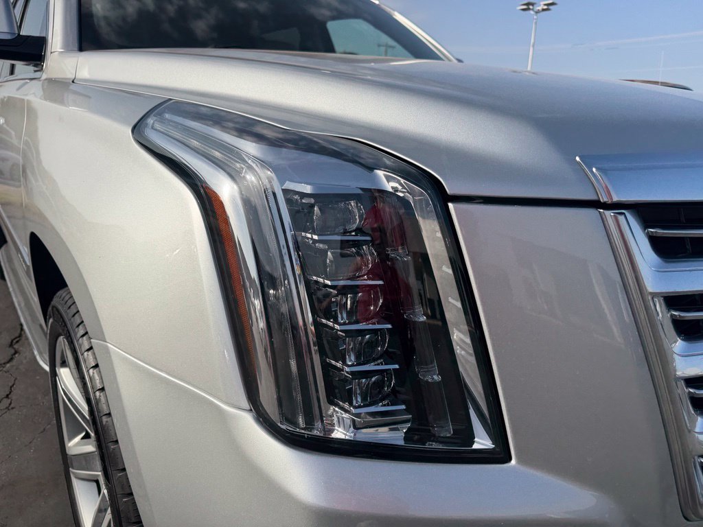 Used 2017 Cadillac Escalade ESV Luxury AWD/4WD image 6