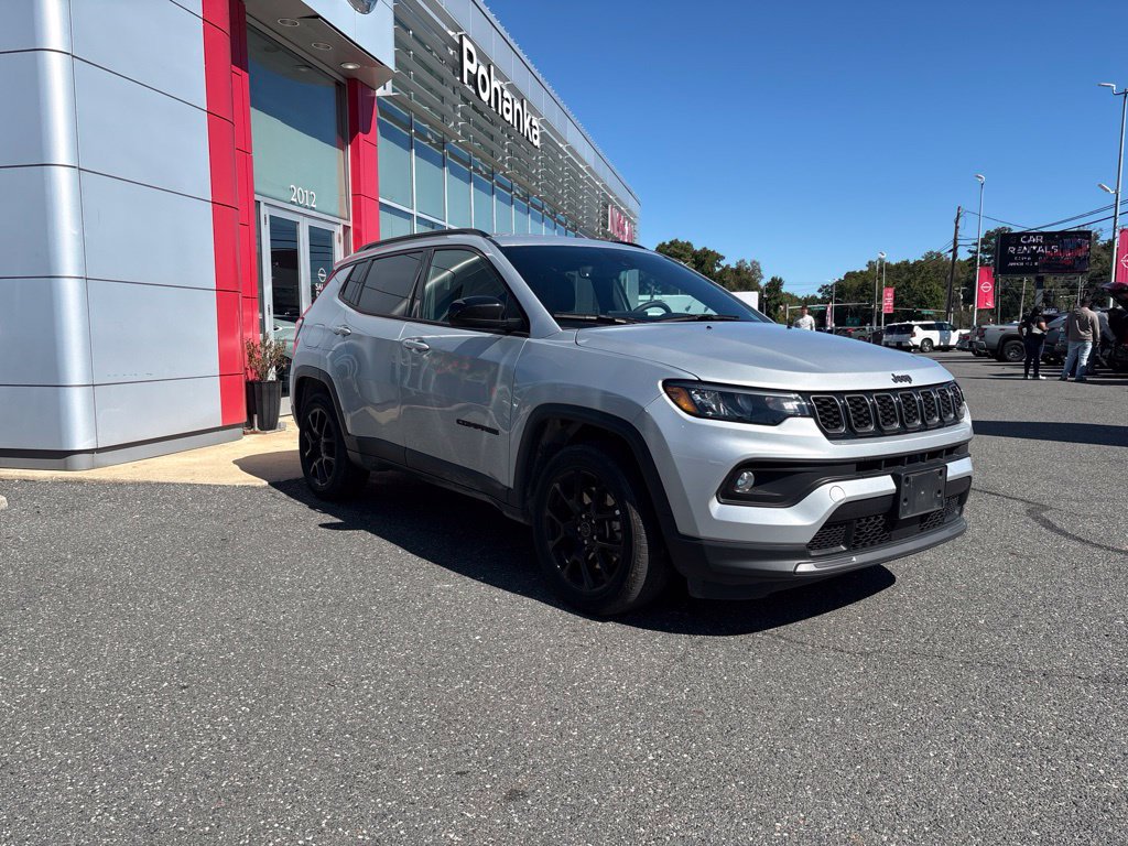 Used 2025 Jeep Compass Latitude w/ Convenience Group AWD/4WD image 3