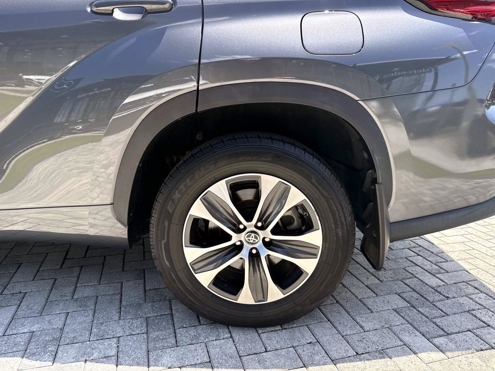 Used 2022 Toyota Highlander XLE AWD/4WD image 11