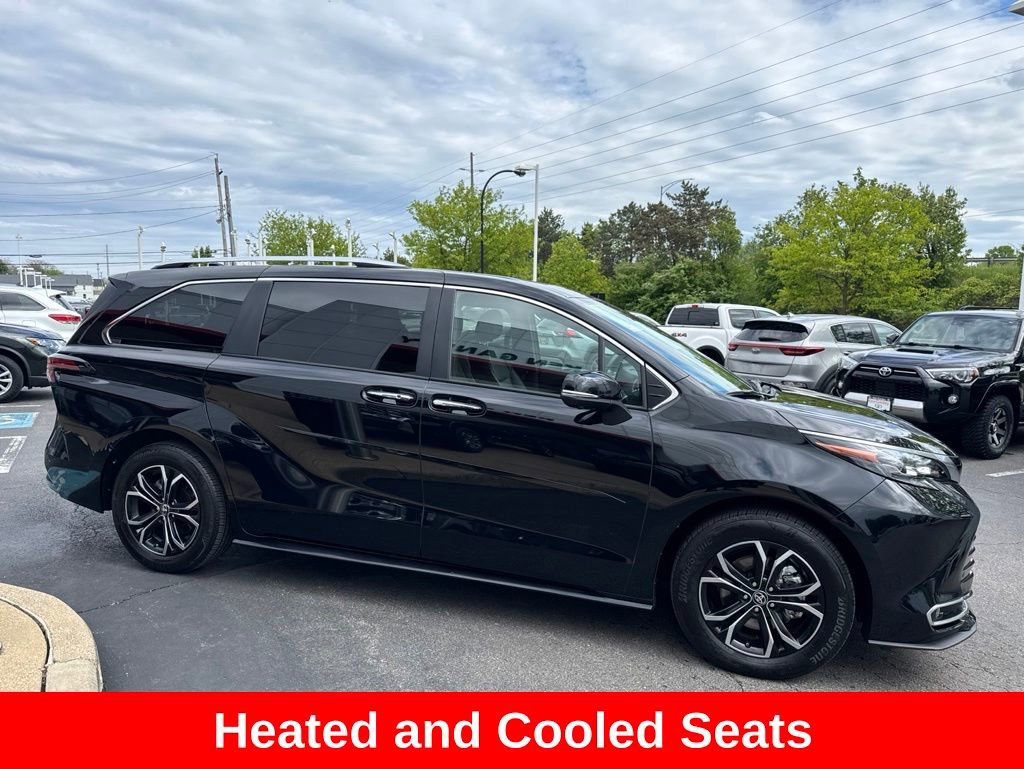 Used 2025 Toyota Sienna Platinum AWD/4WD image 8