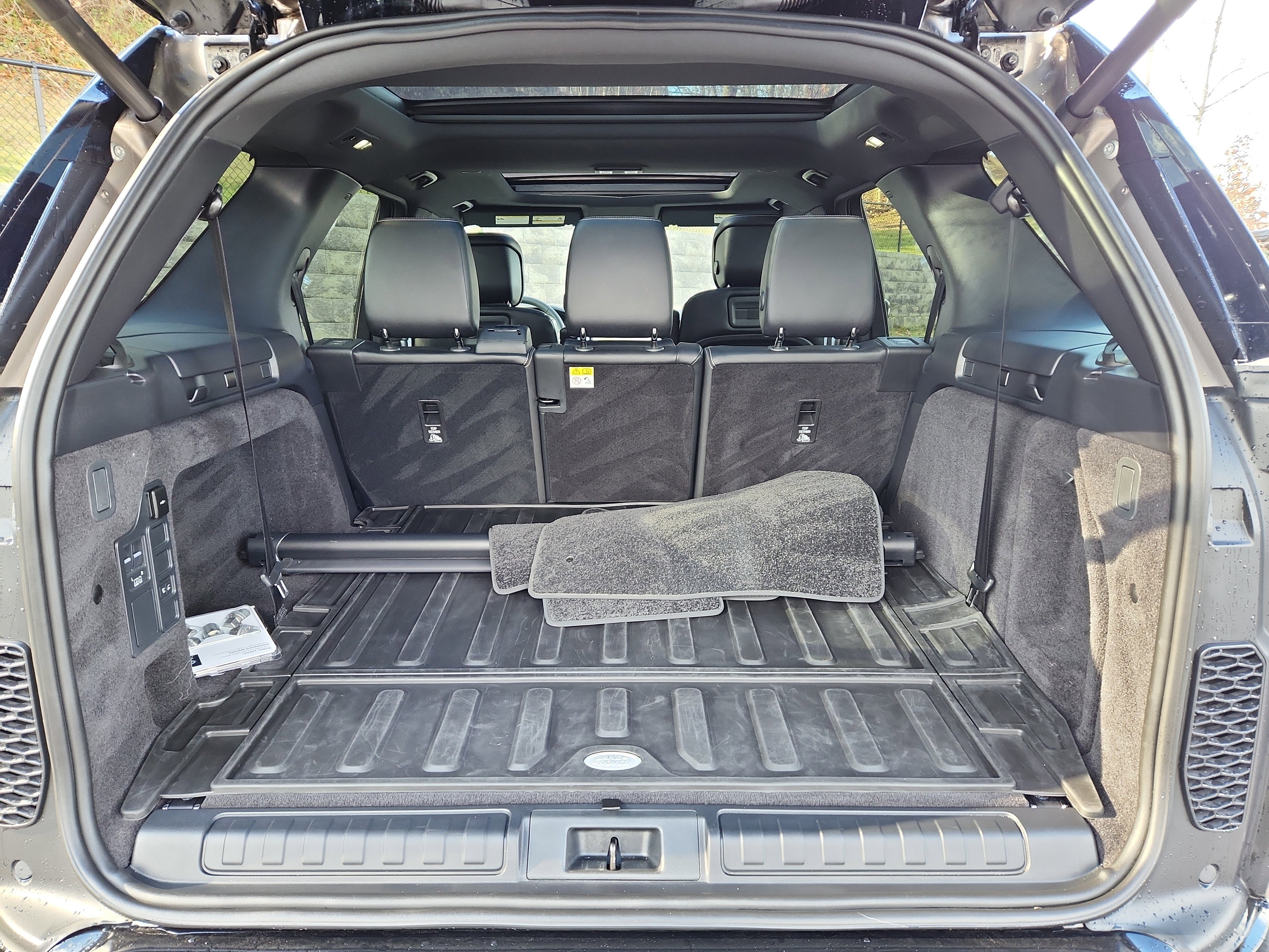 Certified 2024 Land Rover Discovery Dynamic SE image 13