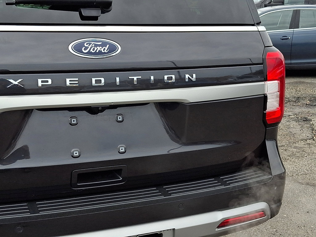 Used 2024 Ford Expedition XLT image 16