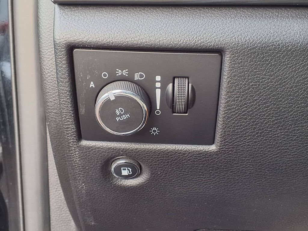 Used 2022 Jeep Grand Cherokee Laredo E RWD image 28