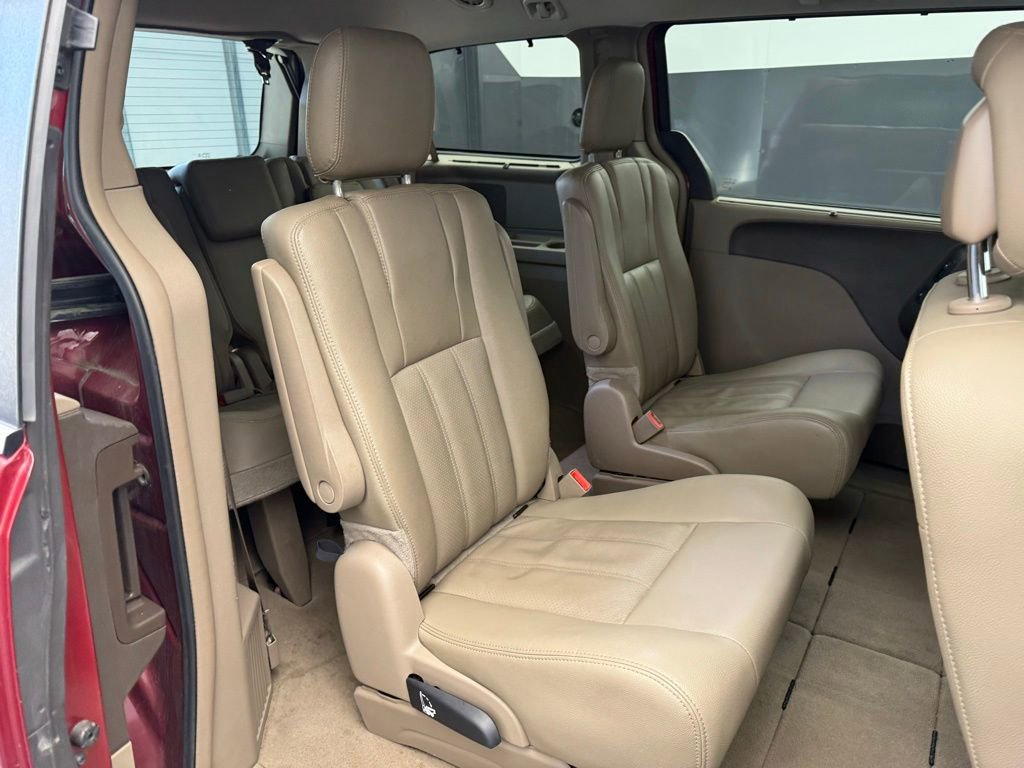 Used 2016 Chrysler Town & Country Touring-L image 52
