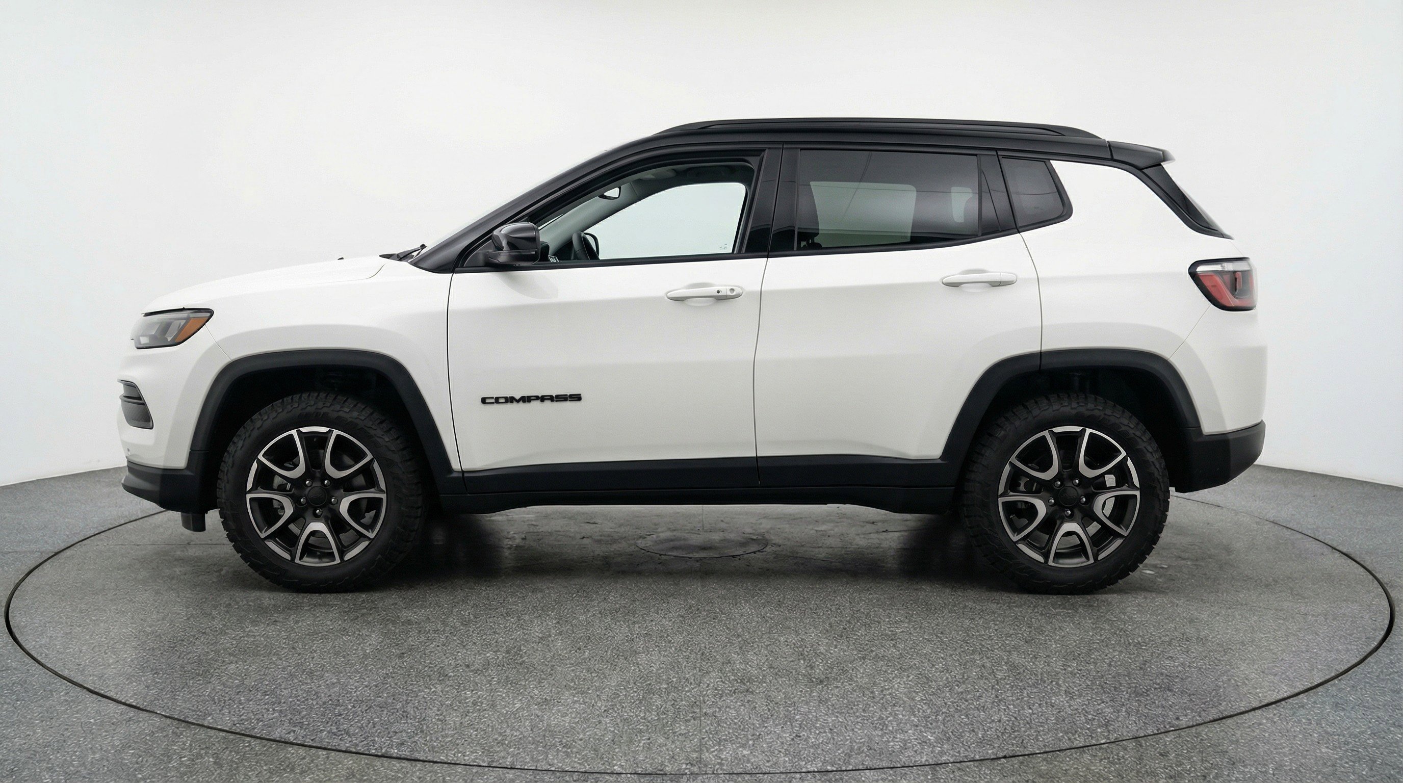 Used 2025 Jeep Compass Trailhawk AWD/4WD image 5