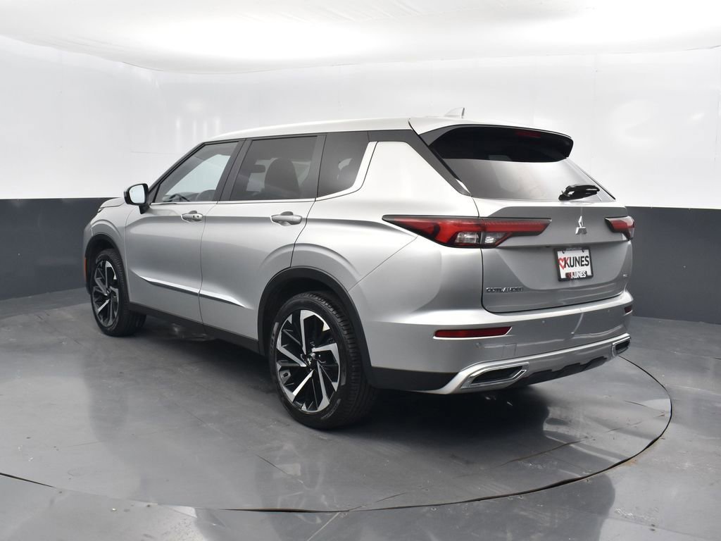 Used 2022 Mitsubishi Outlander SE image 11