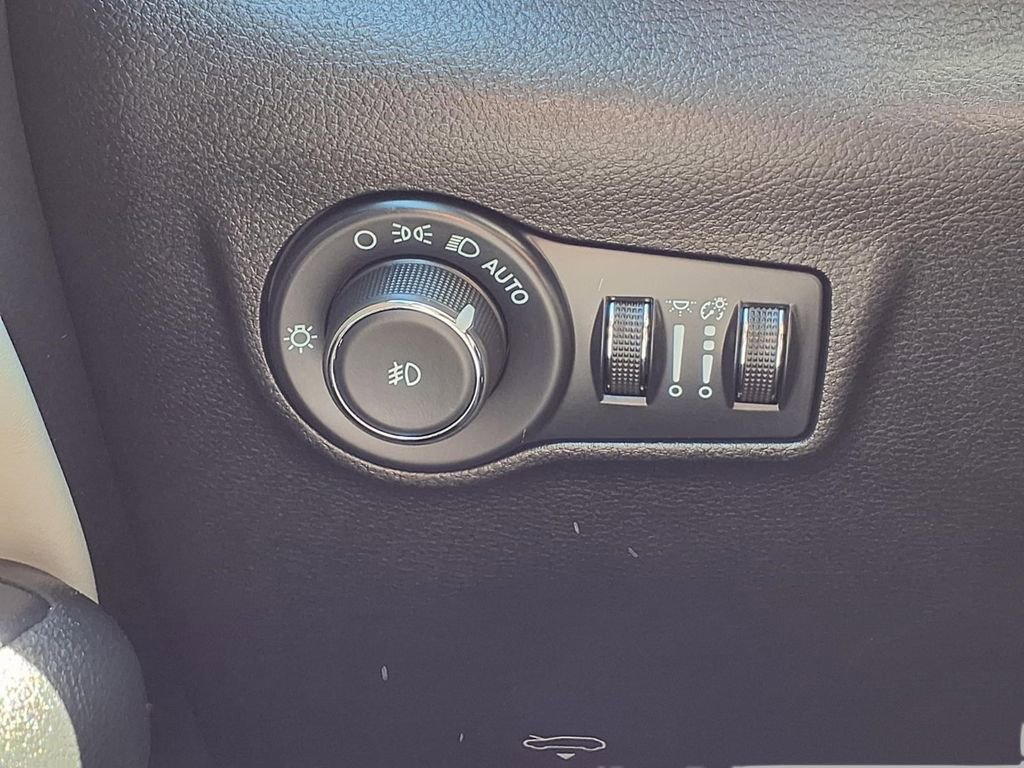 Used 2025 Jeep Compass Limited AWD/4WD image 17