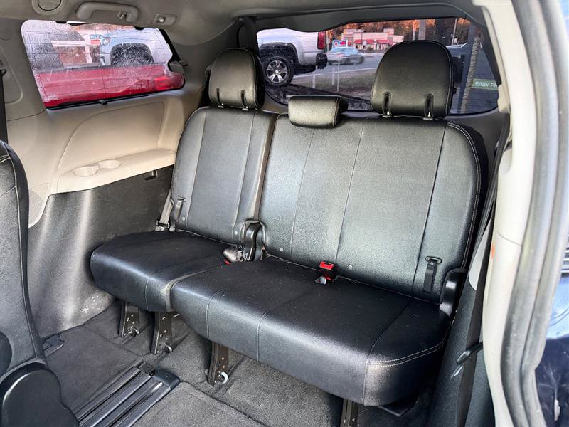 Used 2018 Toyota Sienna SE Premium w/ Carpet Mat Package FWD image 21