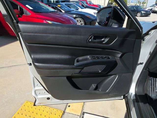 Used 2024 Nissan Pathfinder S image 12