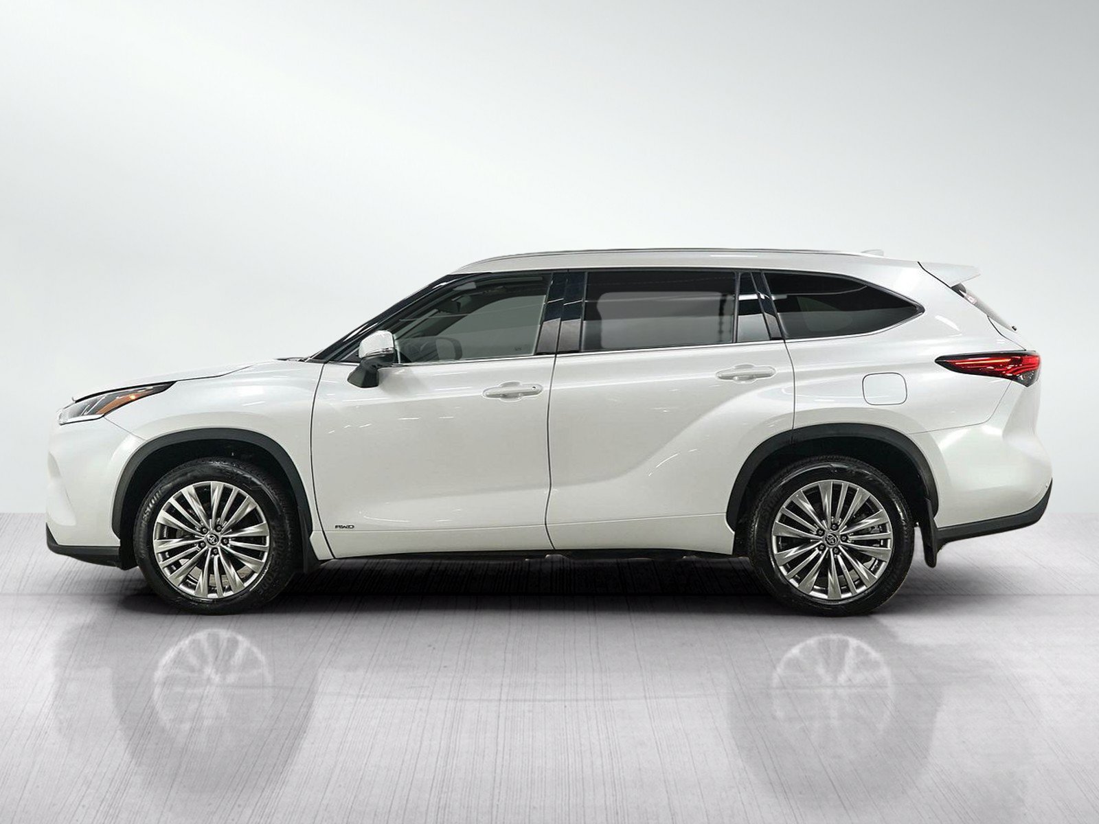 Used 2023 Toyota Highlander Platinum AWD/4WD image 2