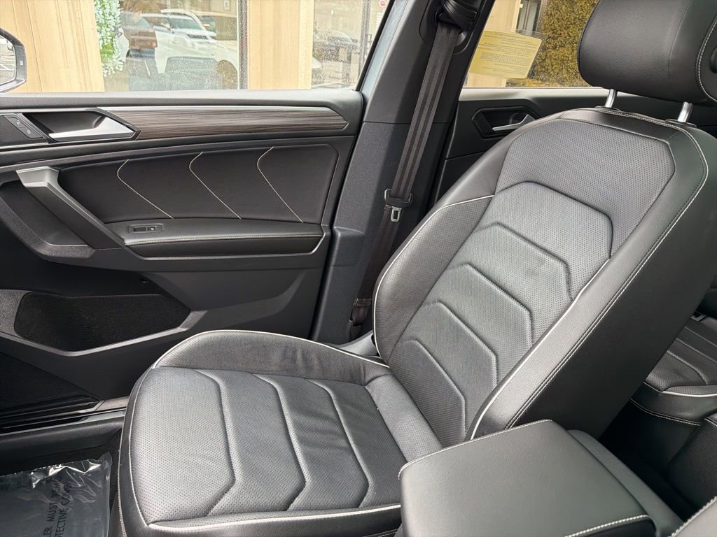 Used 2022 Volkswagen Tiguan SEL R-Line image 34