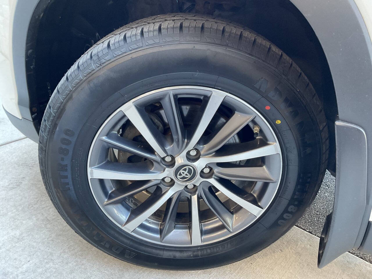 Used 2019 Toyota Highlander XLE AWD/4WD image 47