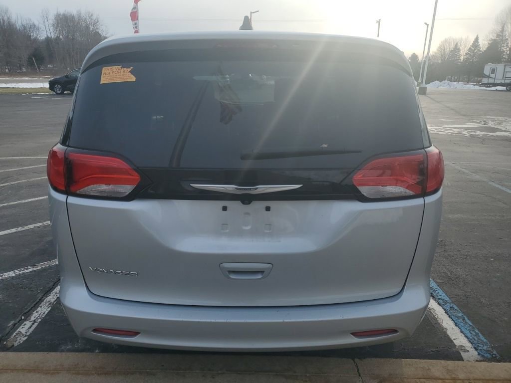 Used 2022 Chrysler Voyager LX image 7