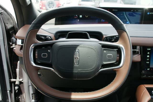 Used 2025 Lincoln Navigator Reserve AWD/4WD image 19