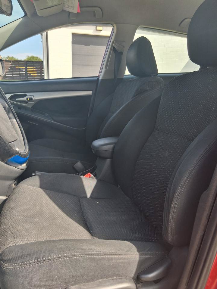 Used 2010 Pontiac Vibe w/ Preferred Package FWD image 6