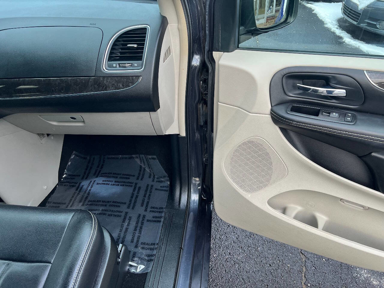 Used 2014 Chrysler Town & Country Touring image 32