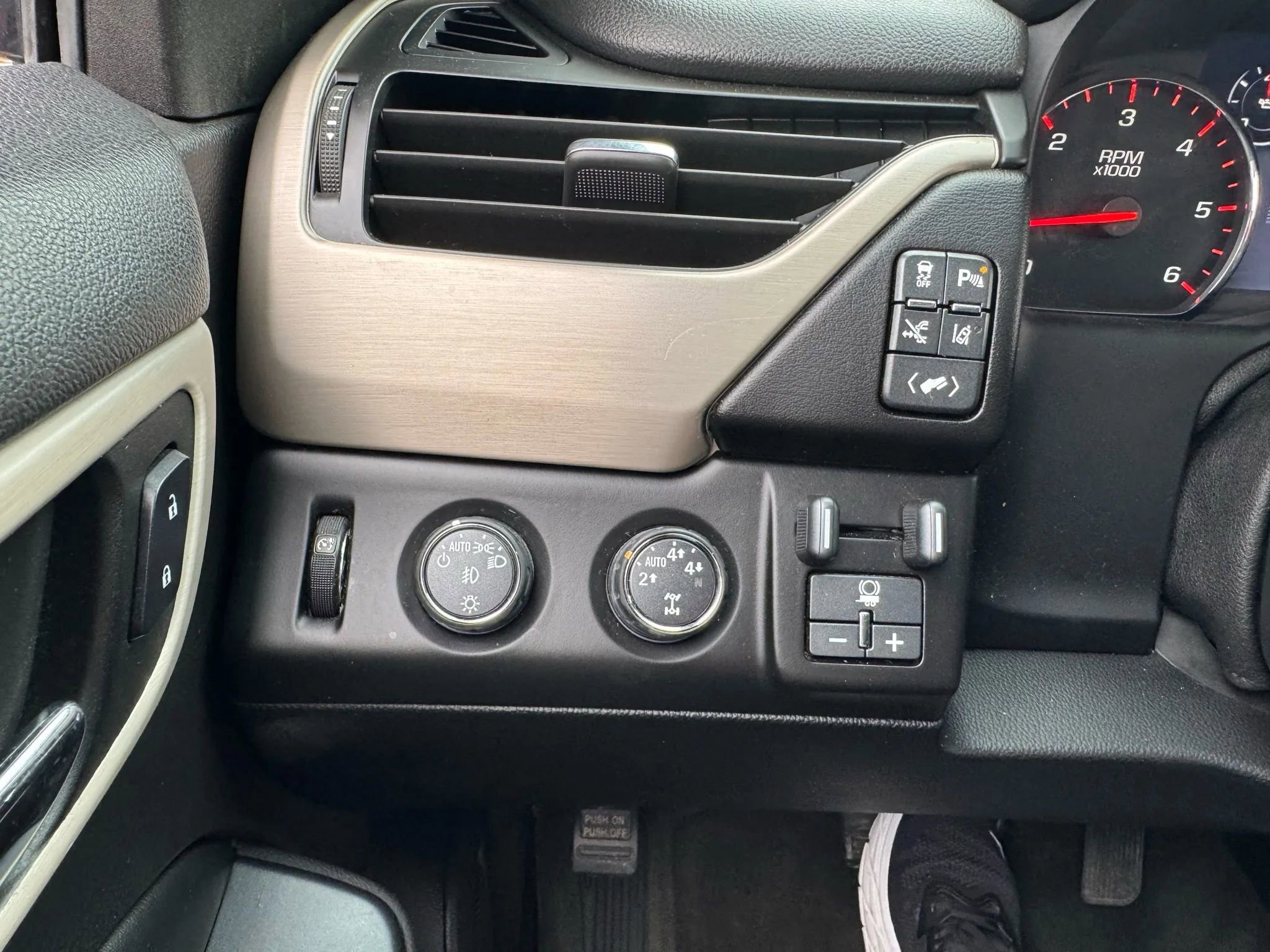 Used 2015 GMC Yukon Denali w/ Open Road Package image 28