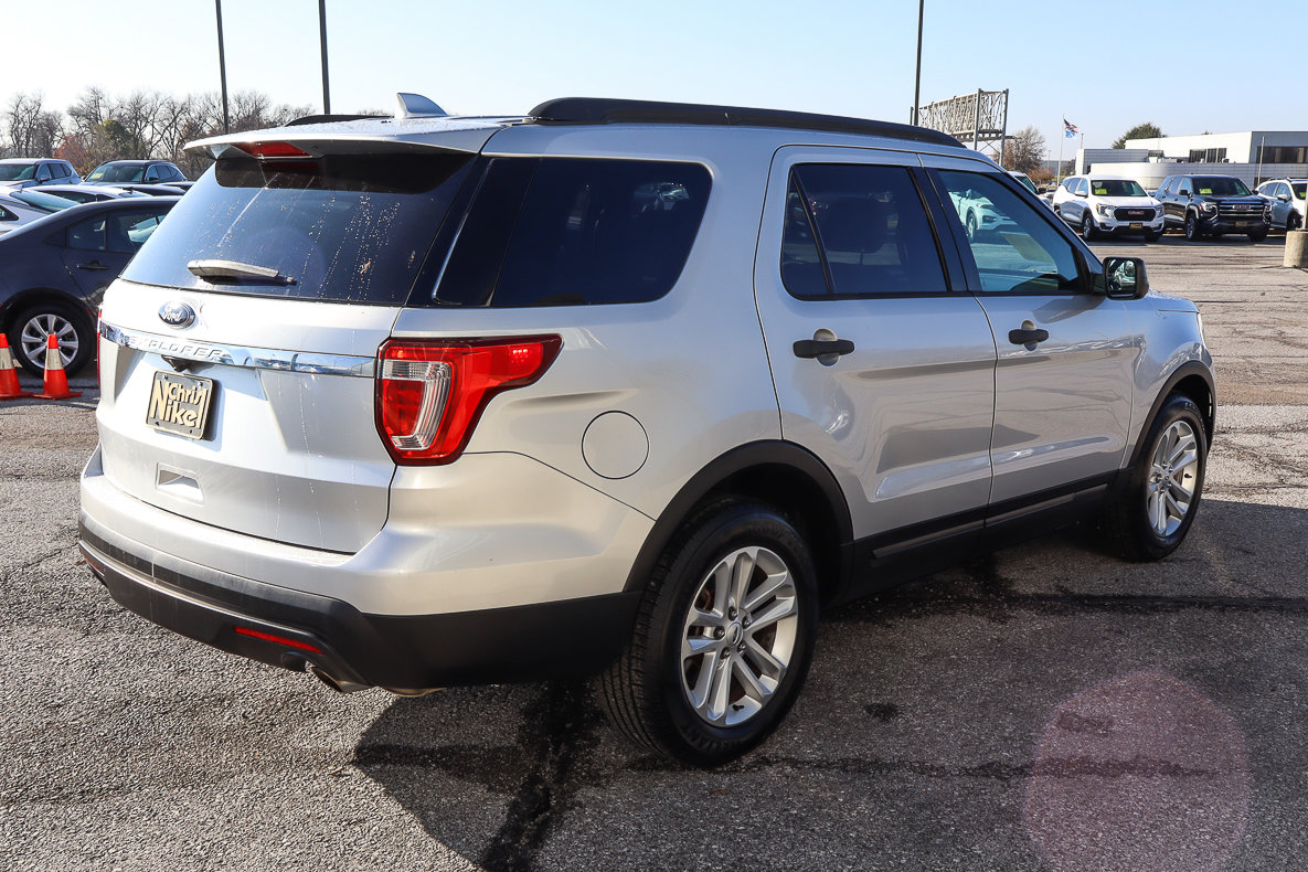 Used 2017 Ford Explorer FWD image 4