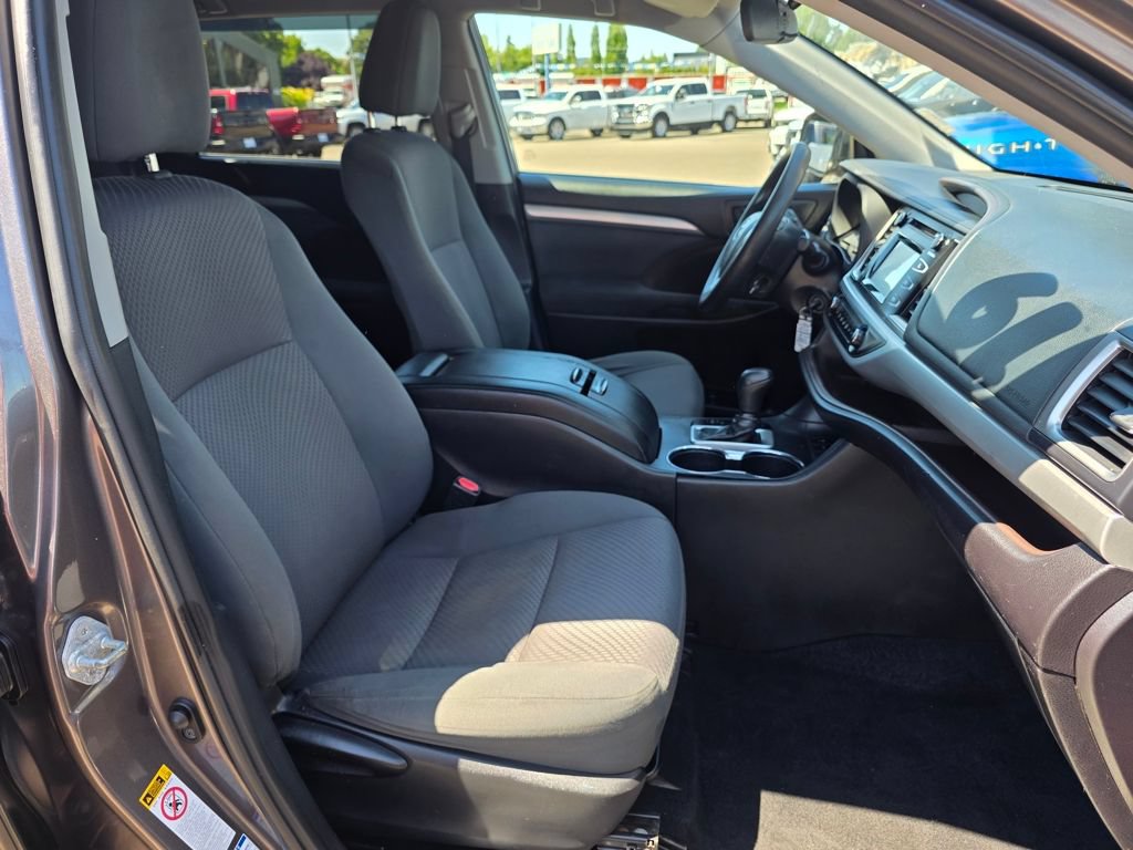 Used 2019 Toyota Highlander LE AWD/4WD image 24