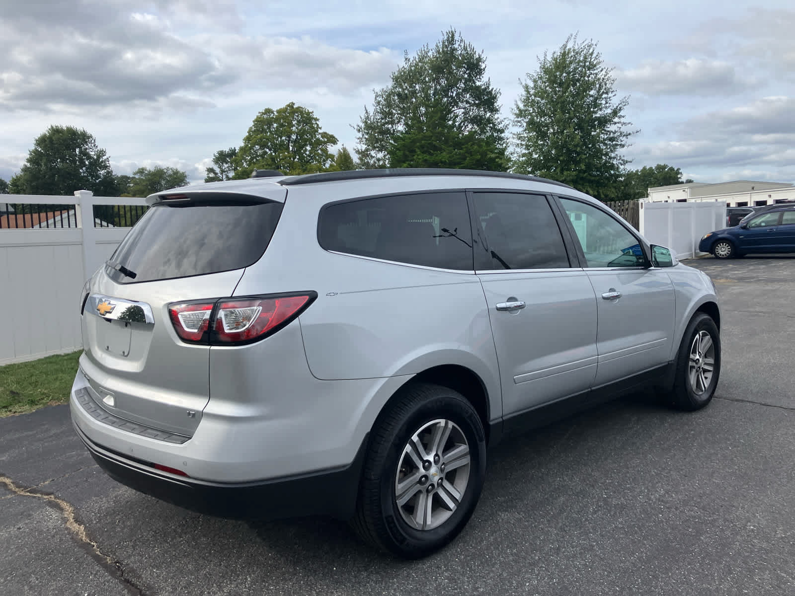 Used 2017 Chevrolet Traverse LT AWD/4WD image 3