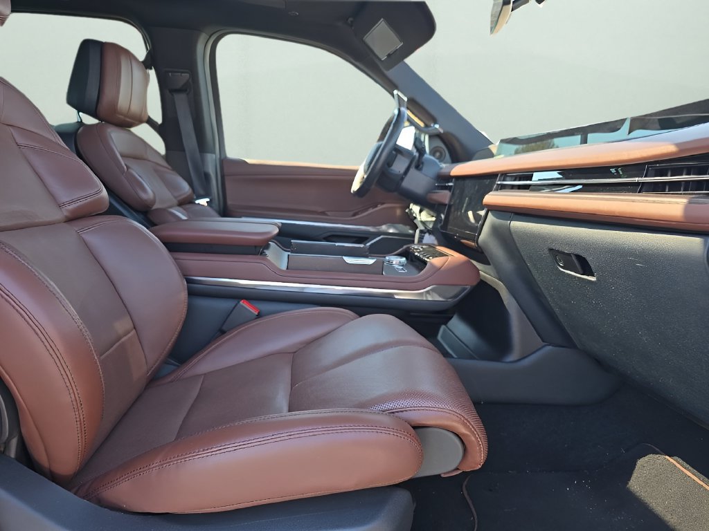Used 2025 Lincoln Navigator Reserve AWD/4WD image 10