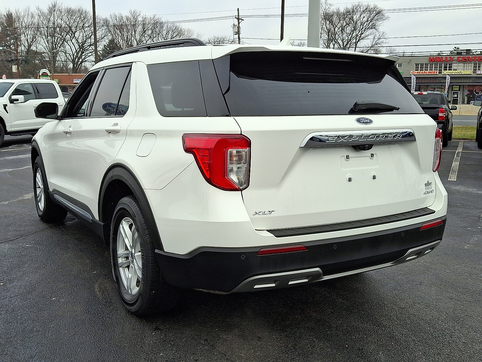 Certified 2022 Ford Explorer XLT w/ Equipment Group 202A image 4