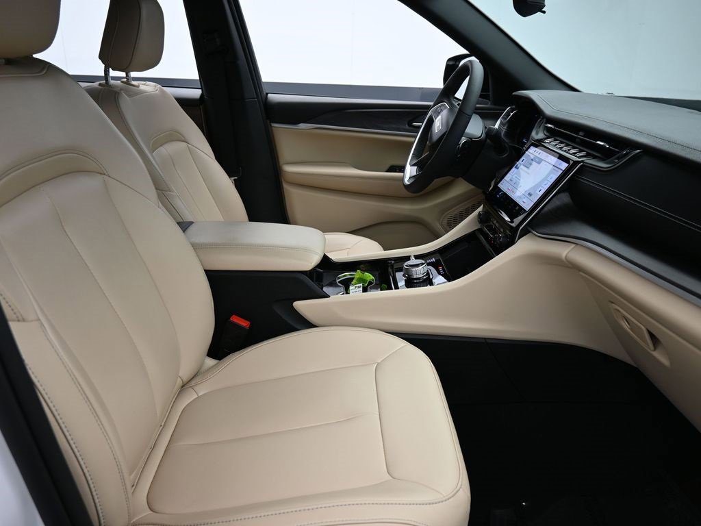 Used 2023 Jeep Grand Cherokee Limited image 18