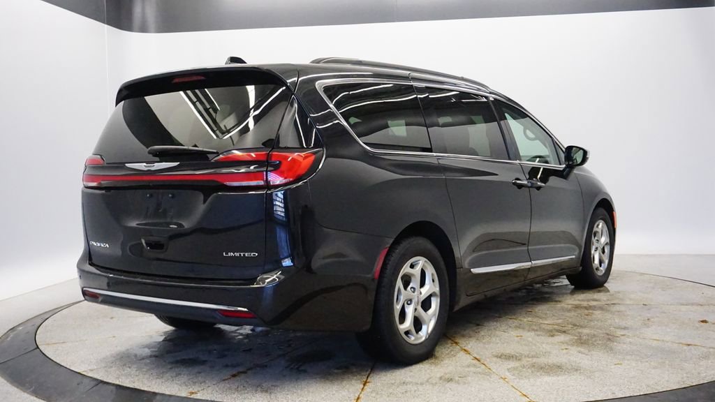 Used 2023 Chrysler Pacifica Limited image 5