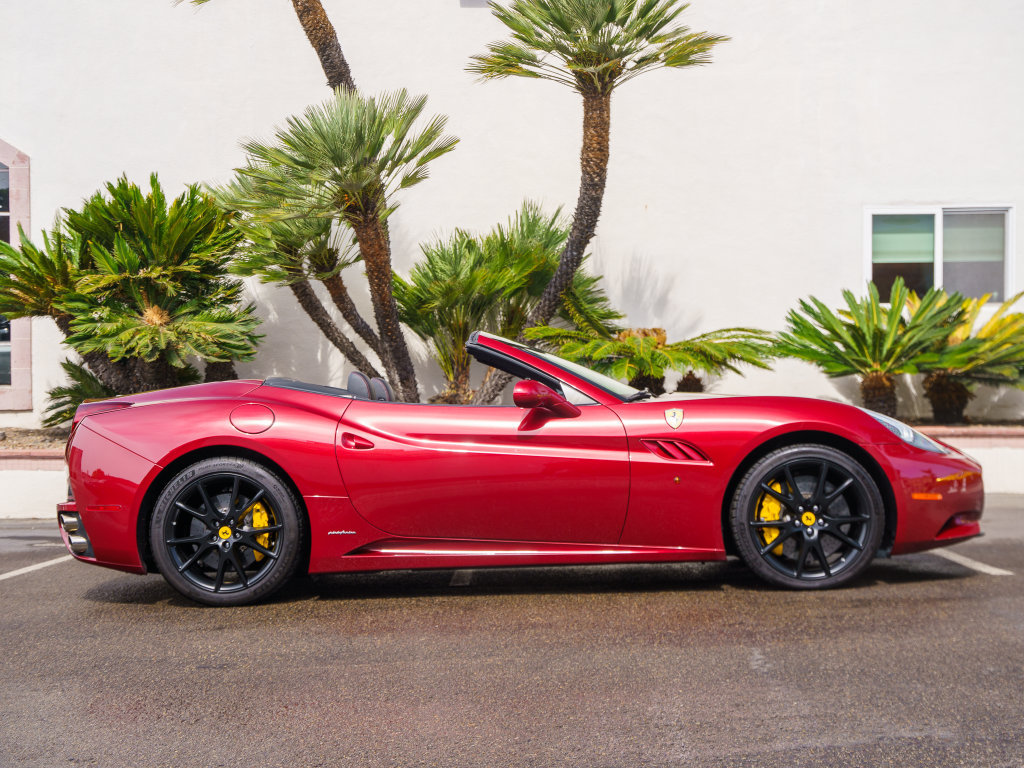 Used 2010 Ferrari California RWD image 3