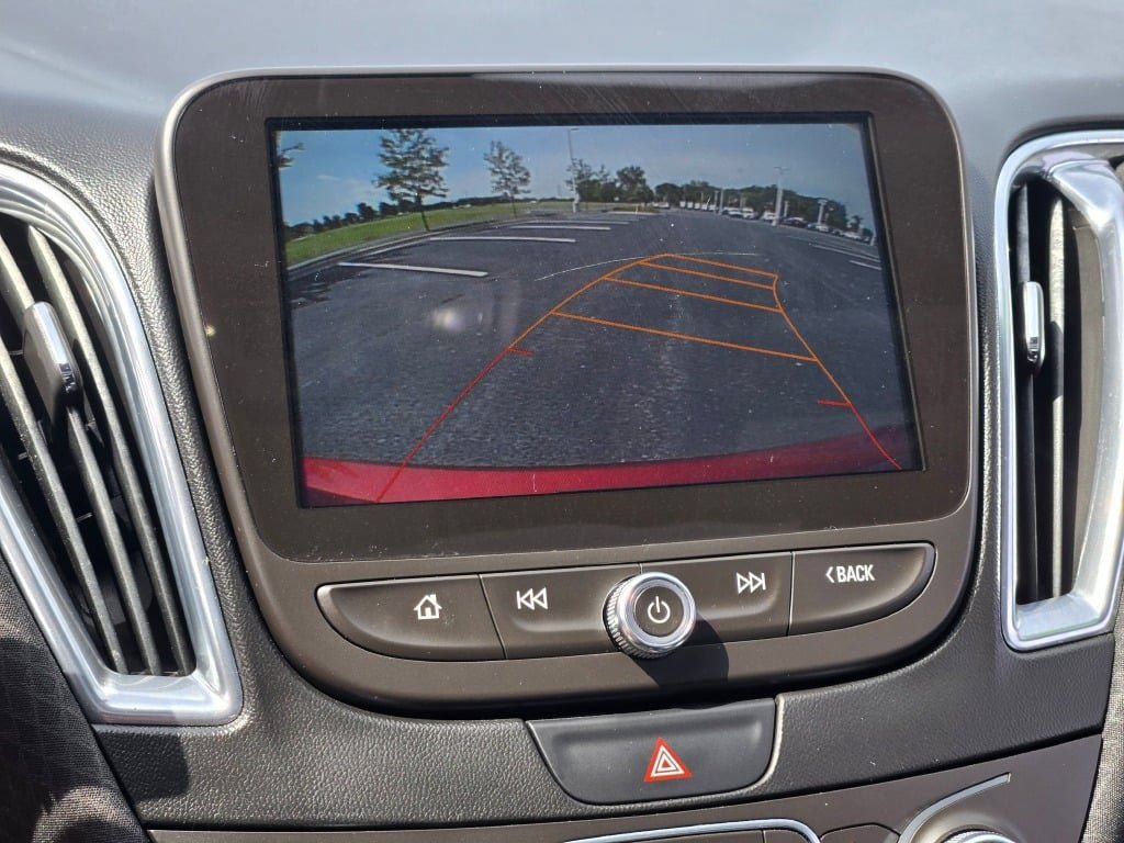 Used 2017 Chevrolet Malibu LT FWD image 26