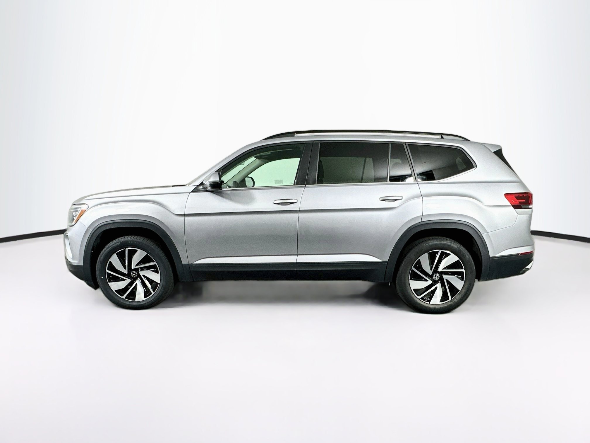 Used 2025 Volkswagen Atlas SE FWD image 4