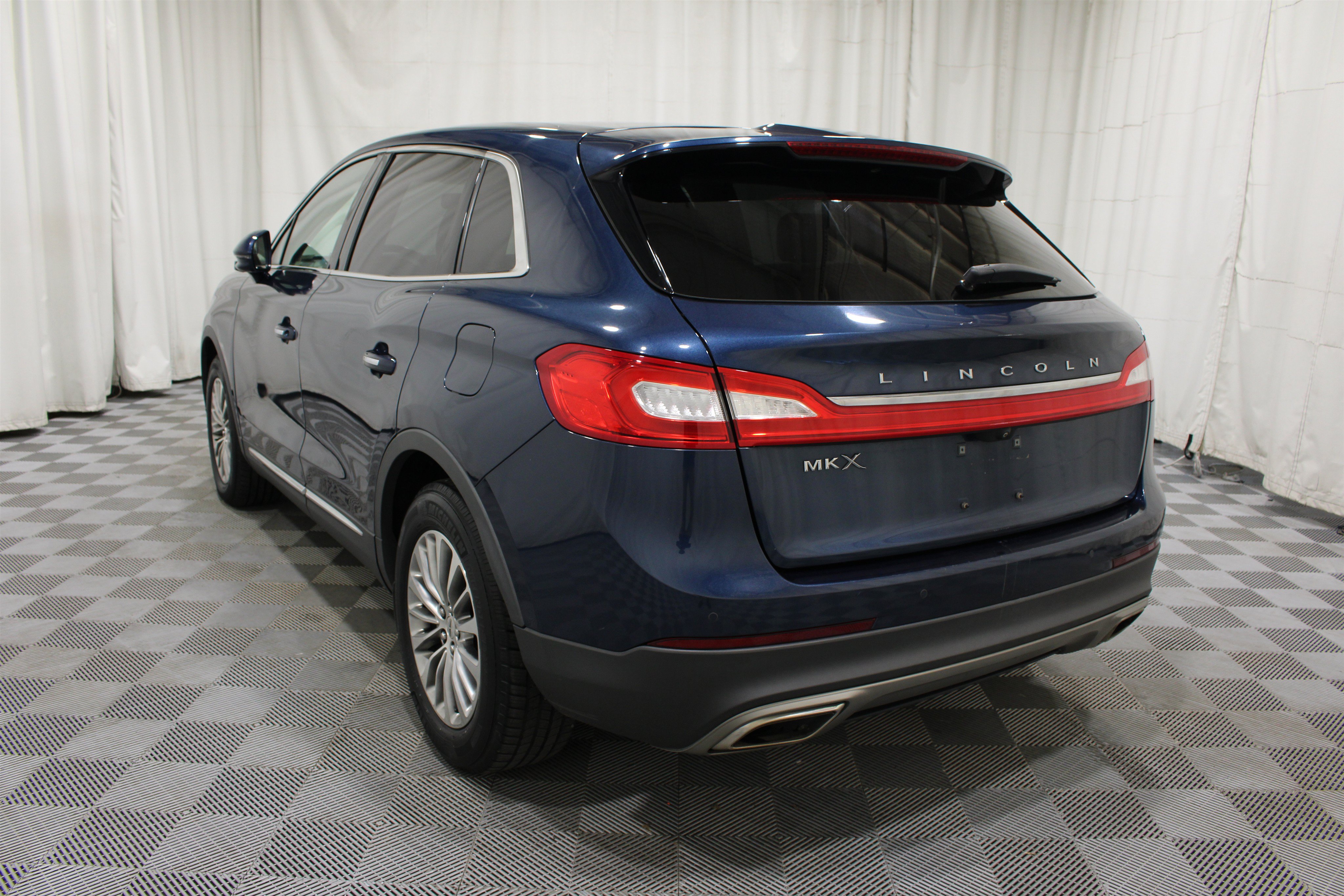 Used 2017 Lincoln MKX Select w/ Enhanced Security Package FWD image 32