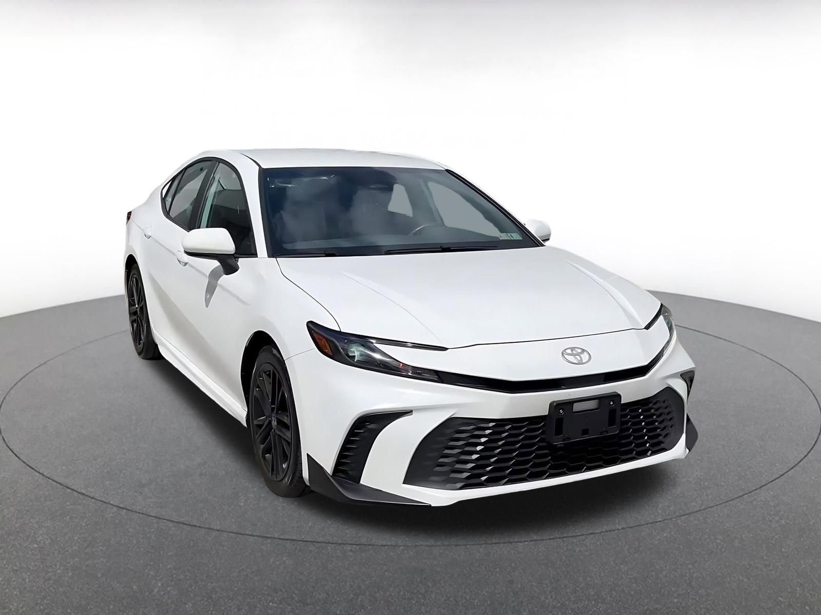 Used 2025 Toyota Camry SE FWD image 3