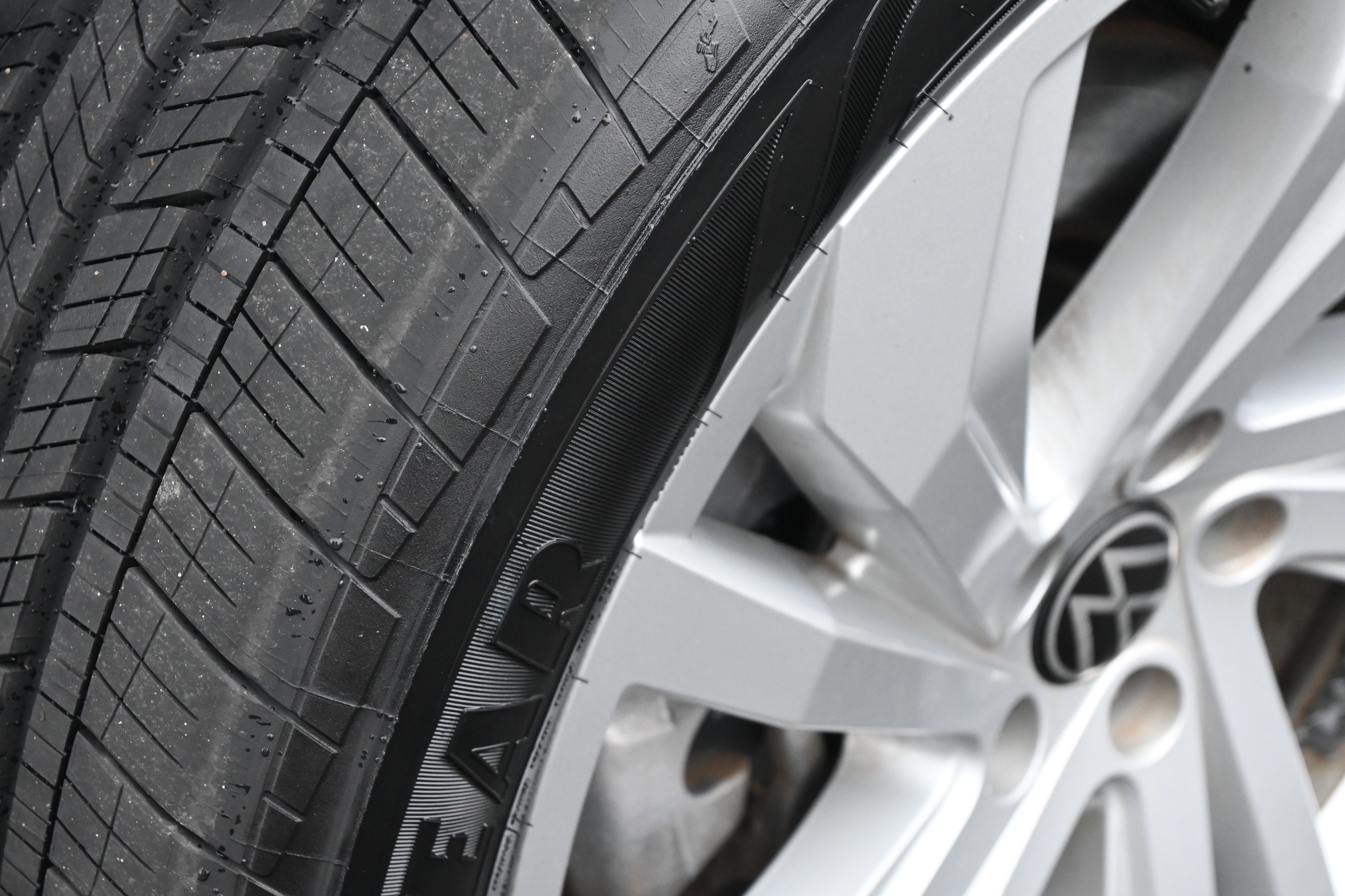 Used 2023 Volkswagen Atlas SE w/ Black Wheel Package image 14