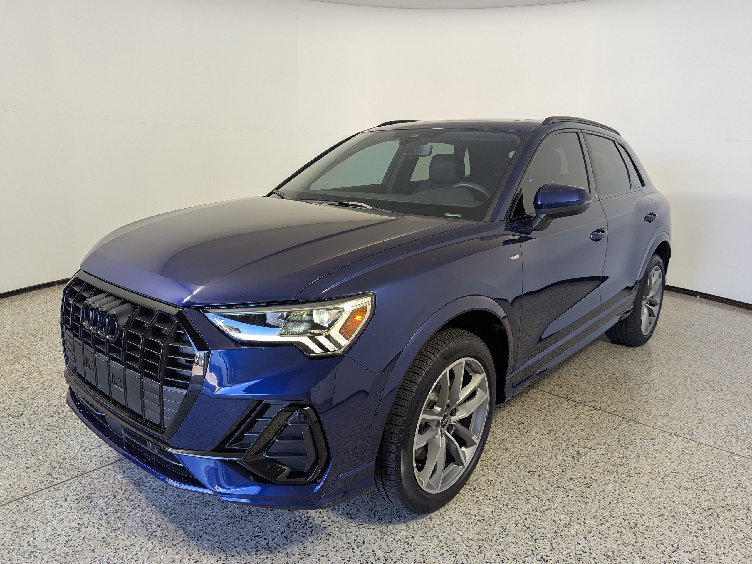 Certified 2025 Audi Q3 2.0T Premium AWD/4WD image 3