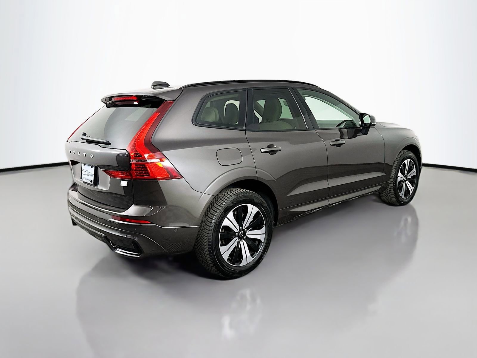 Used 2023 Volvo XC60 T8 Plus AWD/4WD image 7