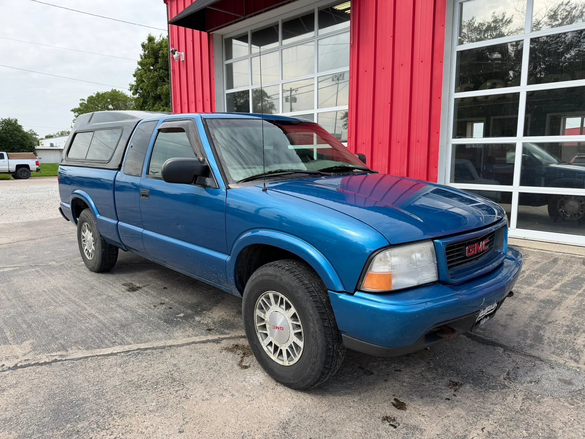 Used 2001 GMC Sonoma SLS w/ Super Spec Pkg 1 AWD/4WD image 2