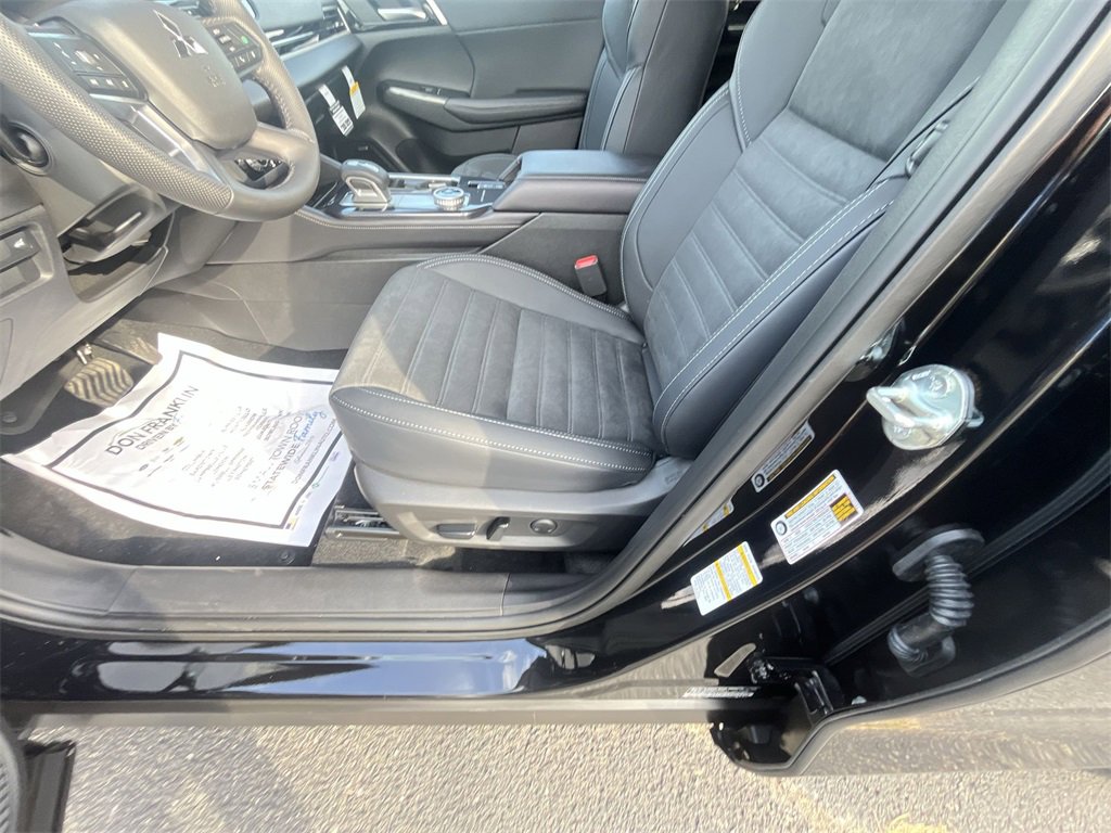 New 2025 Mitsubishi Outlander SE image 12