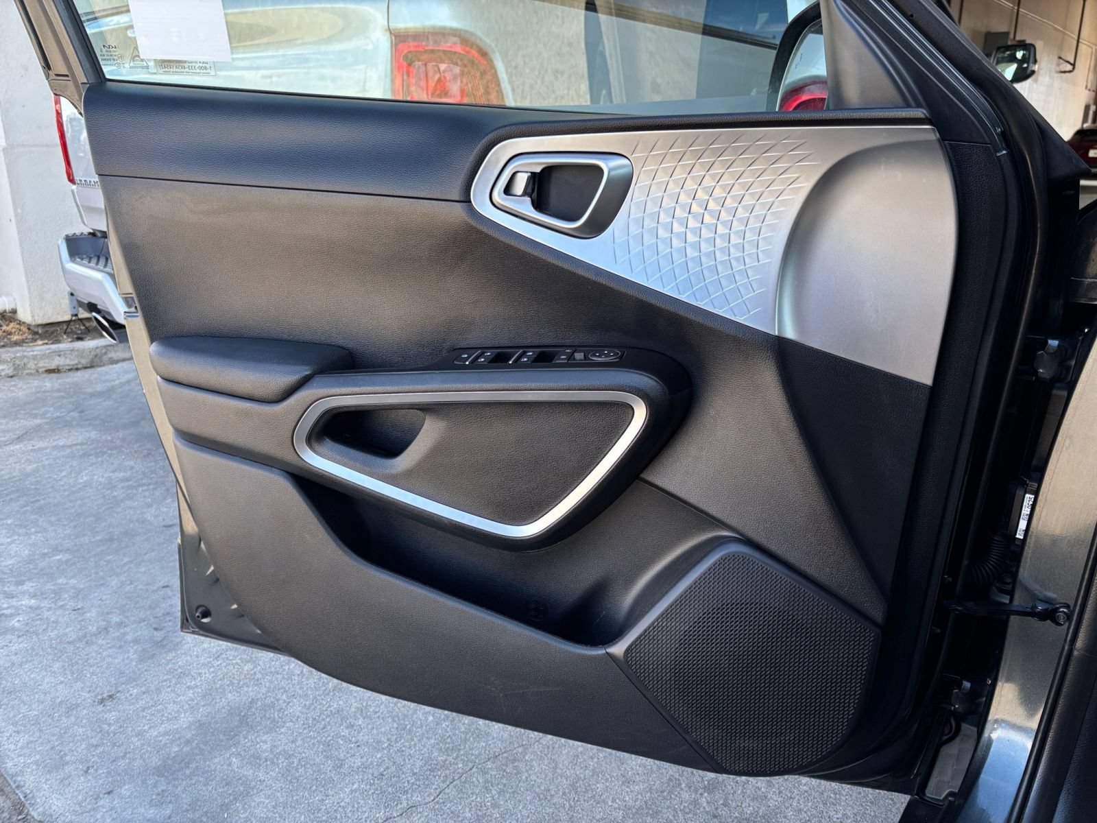 Used 2025 Kia Soul LX w/ LX Technology Package FWD image 15