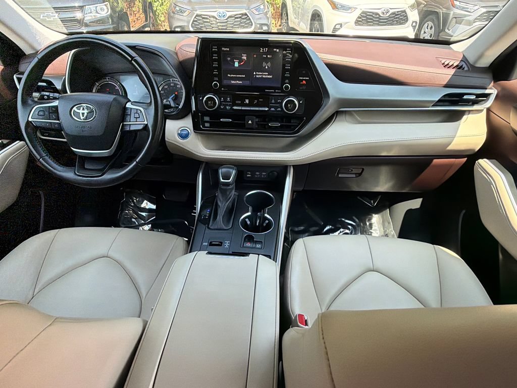 Used 2022 Toyota Highlander XLE AWD/4WD image 17
