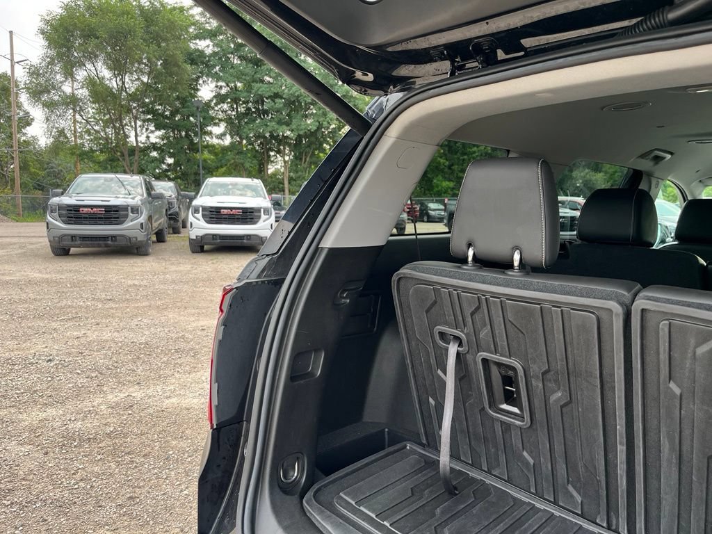 Used 2023 GMC Acadia SLT w/ Preferred Package FWD image 13
