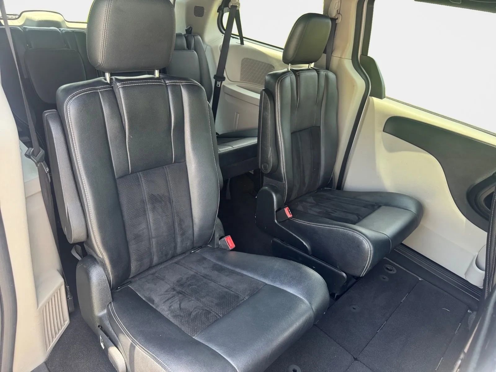 Used 2017 Dodge Grand Caravan SXT image 11