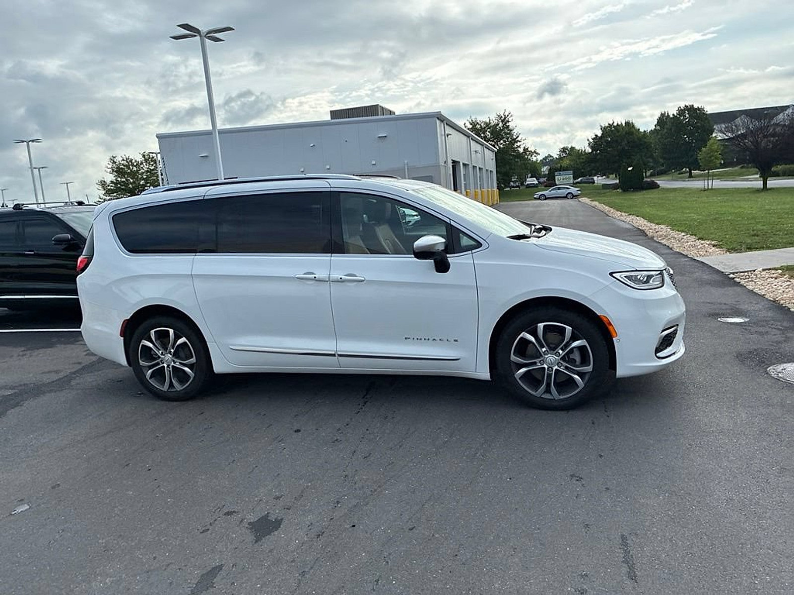 Used 2026 Chrysler Pacifica Pinnacle AWD/4WD image 11