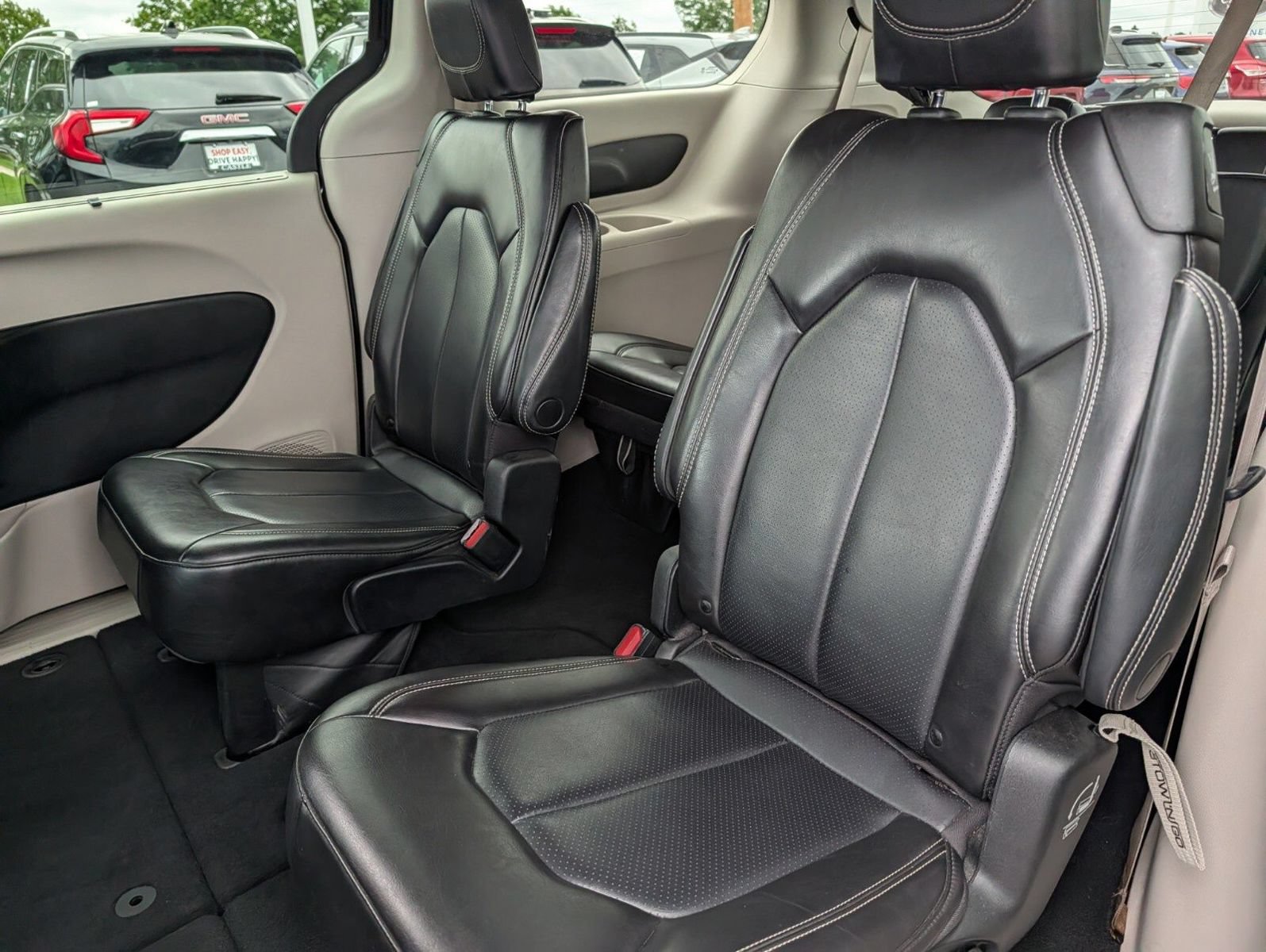 Used 2023 Chrysler Pacifica Touring-L FWD image 18