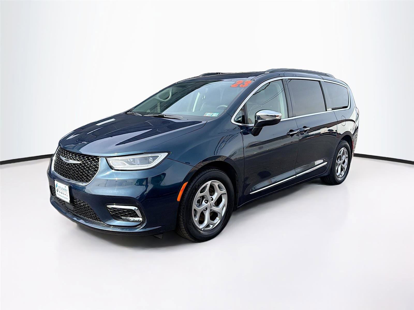 Used 2023 Chrysler Pacifica Limited image 3
